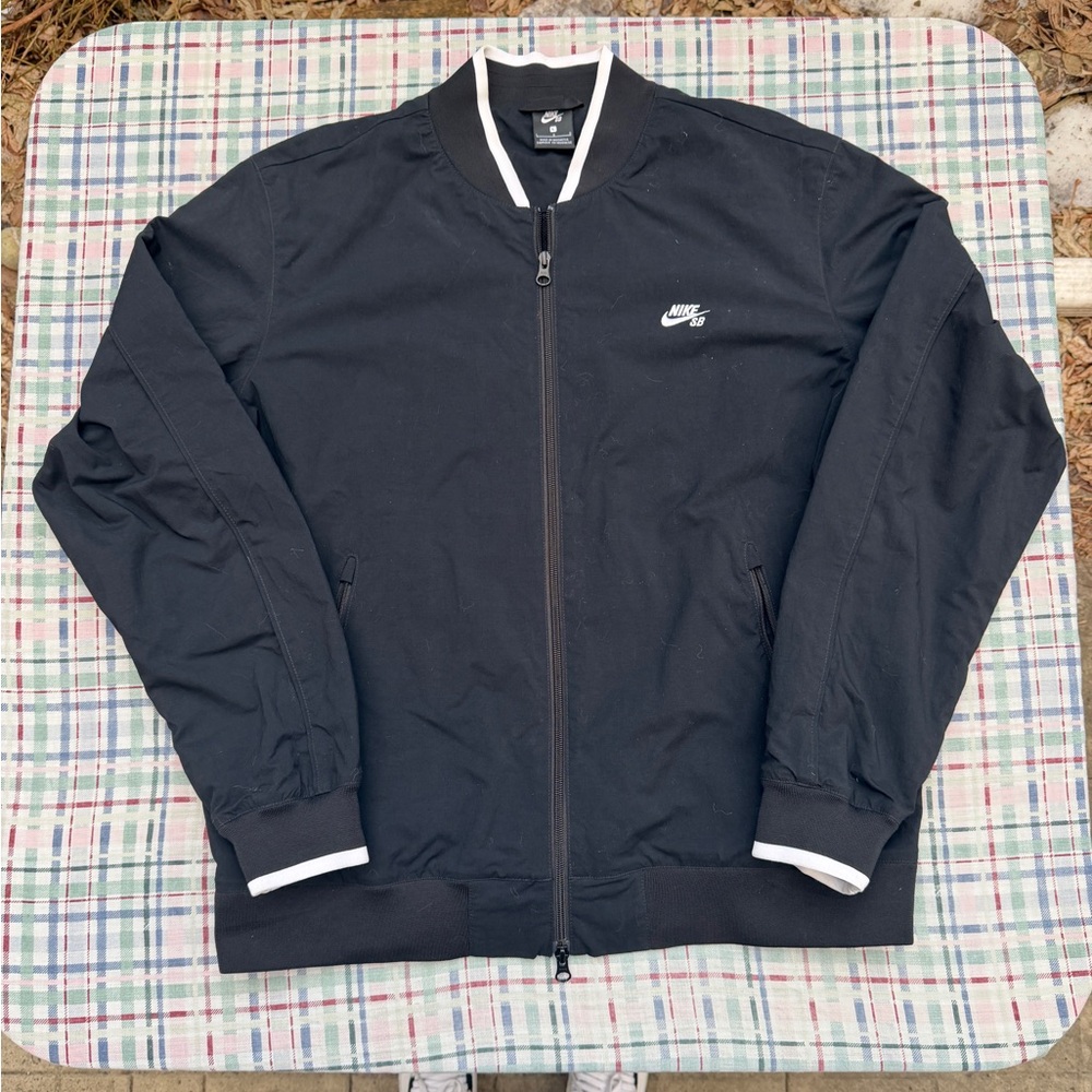 Nike Sb Bomber Jacker
Black / White 
Size L